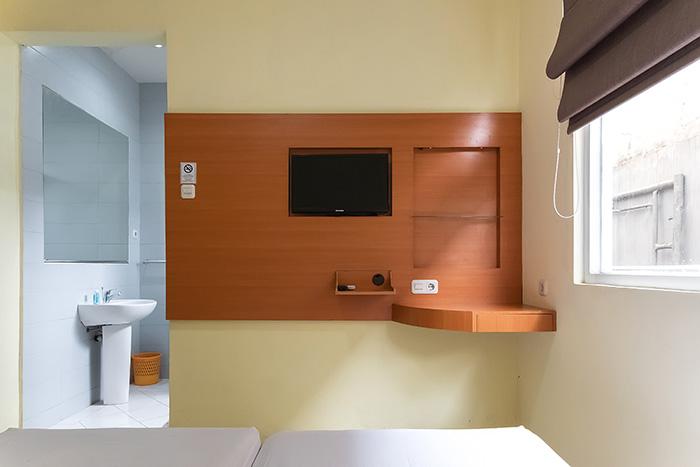 W4 - Standard Twin Daily - Family Guest House Kupang Baru at Twospaces